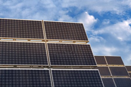 Photovoltaik-Module zur Erfassung der Sonnenenergie für eine nachhaltige Zukunft, Solarparks erzeugen Strom, moderne Energie, Technologie erneuerbare Energien, saubere Energie