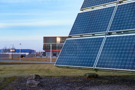 Solarparks arbeiten, indem sie Sonnenenergie durch Photovoltaik-Module einfangen, die Solarzellen enthalten, die Sonnenlicht in Elektrizität umwandeln, Nachhaltige Zukunft