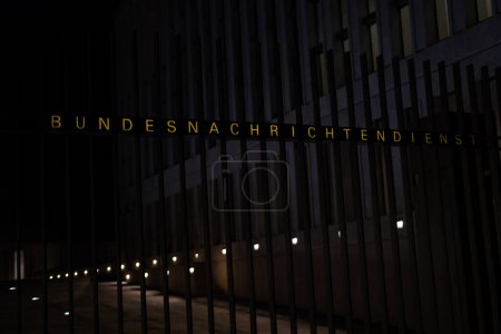Téléchargez les photos : Bureau de nuit du bâtiment du gouvernement Bundesnachrichtendienst, bâtiment BND à Berlin, Service fédéral Agence allemande de renseignement étranger, Sécurité nationale, Berlin - 18 février 2024 - en image libre de droit