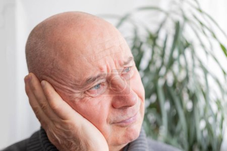Kaukasischer reifer Mann mit schmerzhaftem Ohr aus nächster Nähe, Hörverlust, Ohrbeschwerden, Hörtest, akute Otitis, Diagnose und Behandlung, Vorbeugung von Ohrproblemen