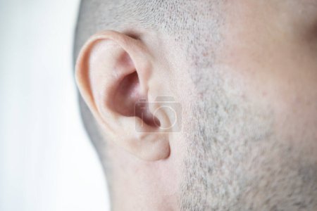 Detailaufnahme junges männliches Ohr mit komplexer Struktur menschliches Hörorgan, Ohranatomie, auditive Wahrnehmung, Schallempfindlichkeit