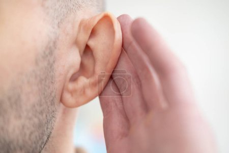 Detailaufnahme Junges männliches Ohr, schlechtes Gehör, Ohrbeschwerden, Hörtest, Klingel- oder Summempfindung, Hörbeeinträchtigung, medizinischer Zustand