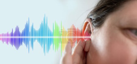 maduro oído de la mujer escucha de cerca, onda de sonido, acústica sistema auditivo, prueba de audición, implante coclear, dispositivo de escucha asistida