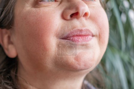 Kaukasische reife 50-jährige attraktive Frau, Falten auf der Haut, Facelift, altersbedingte Hautveränderungen, ästhetische Injektionskosmetologie, Pflege Anti-Aging-Verfahren