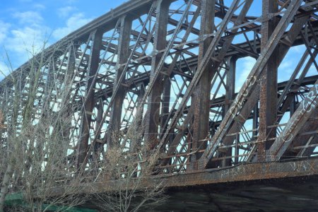 großartige Aufnahme einer gebogenen Automobilbrücke aus Metall, die die nahtlose Integration der Verkehrsinfrastruktur in städtische Landschaften symbolisiert und eine moderne städtische Infrastruktur darstellt