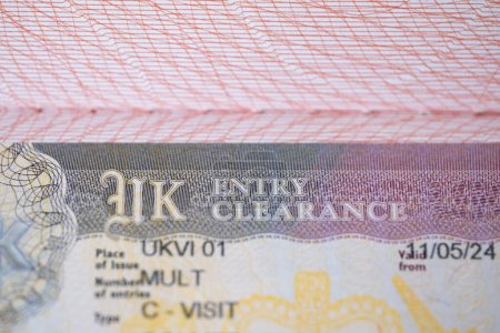 Vista detallada de la visa de turista británica del Reino Unido en el pasaporte, que muestra la multivisa de viaje del Reino Unido en primer plano, documento oficial, aprobación de viaje