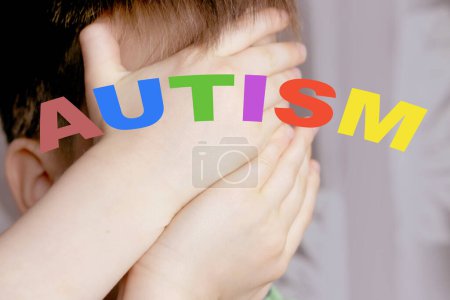 niño con autismo, niño de 7 años, diagnóstico e intervención precoz, apoyo a personas con autismo, autoaceptación y abrazo de la neurodiversidad