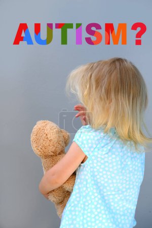 Foto de Little child, blonde girl 3 years old plays with toy, hugs teddy bear, happy childhood, first impressions, tells plush friend about grudges, complains about domestic violence - Imagen libre de derechos