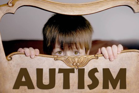 Foto de Niño con autismo no quiere socializar, niño de 7 años, diagnóstico e intervención precoz, apoyo a personas con autismo, autoaceptación y abrazo de la neurodiversidad - Imagen libre de derechos