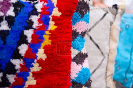Marokkanische Berber handgefertigte Teppiche im orientalischen Stil aus natürlicher Schafwolle, traditionelle orientalische Farbtöne, Geschichte Erbe und Handwerkskunst Marokko
