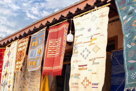Marokkanische Berber handgefertigte Teppiche im orientalischen Stil aus natürlicher Schafwolle, traditionelle orientalische Farbtöne, Geschichte Erbe und Handwerkskunst Marokko
