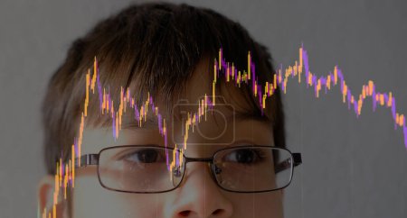 Intelligenter 12-jähriger Junge mit Brille studiert aufmerksam Börsendiagramme auf Computerbildschirm, Zukunft des Finanzwesens, Finanzkompetenz, potenzielle junge Finanzhändler
