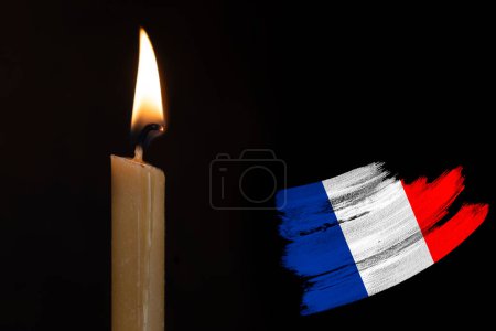 Trauerkerzen brennen vor der Flagge Frankreichs, Opfer von Kataklysmen oder Kriegskonzept, Erinnerung an Helden, die dem Land gedient haben, Trauer über den Verlust, nationale Einheit in schwierigen Zeiten, Geschichte des Staates