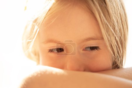 Nahaufnahme menschlicher Augen eines kleinen Kindes im Alter von 3 Jahren, blondes Mädchen, das zur Seite schaut, Konzept der Überwachung, Sehuntersuchung, Behandlung von Augenkrankheiten, Beschwerden über häusliche Gewalt