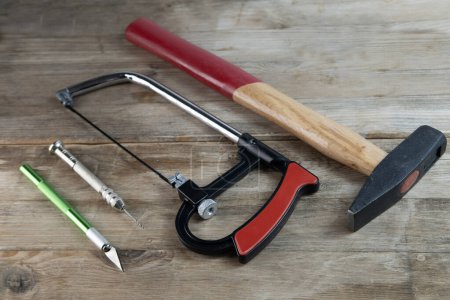 Projet créatif artisanat outils à main scie sauteuse, couteau et perceuse disposés sur établi, articles de base de l'artisanat, travail du bois à la main bricolage projets, équipement de créativité