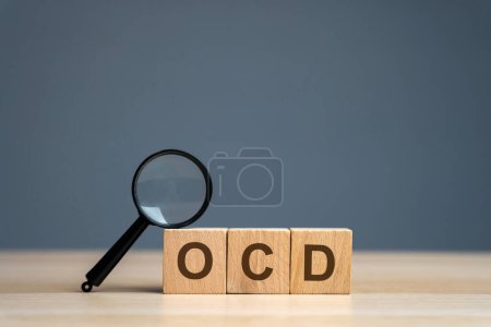 Téléchargez les photos : Blocs en bois avec l'abréviation OCD. Maladie obsessionnelle compulsive. Concept de santé mentale et psychiatrie - en image libre de droit