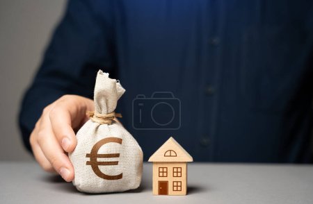 Machen Sie eine Anzahlung in Euro. Kauf eines Hauses. Ein Haus kaufen oder verkaufen. Ausgabe eines Hypothekenbankdarlehens. Immobilienbewertung. Günstige Konditionen. Eigenheimkauf, Investition in Immobilien.