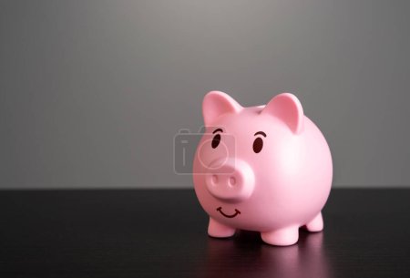 Foto de Hucha de cerdo sonriente. Ahorro y banca de depósitos. Economía sana. - Imagen libre de derechos