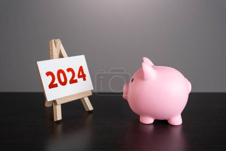 Téléchargez les photos : Cochon tirelire regardant 2024 année stand. Réflexion sur les réalisations et expériences passées. Adopter les nouvelles tendances, faire des prévisions, établir des plans pour l'année à venir. - en image libre de droit