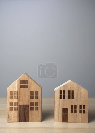 Téléchargez les photos : Deux maisons en bois, des figures. Bon voisinage. Voisins. Acheter et vendre. Options de logement. Bâtiments et infrastructures. - en image libre de droit