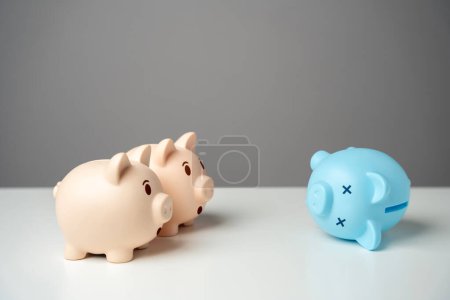 Das Sparschwein blickt auf das bankrotte. Schlechte Wirtschaft. Finanzkrise, Ende der Ersparnisse, Konkurs. Abwertung, Inflation. Verarmung. Umschuldung refinanzieren. Wirtschaftliche Depression