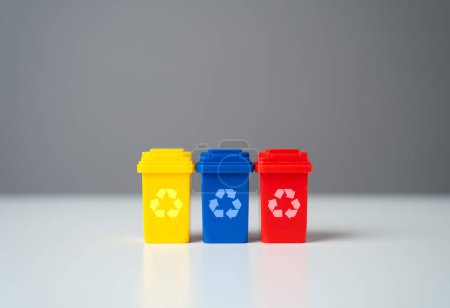Mehrfarbige Mülltonnen. Natürliche Ressourcen schonen, Abfall reduzieren, Arbeitsplätze in der Recyclingindustrie schaffen. Kreislaufwirtschaft. Verkauf von recyceltem Material oder Erhalt von Zuschüssen für grüne Projekte.