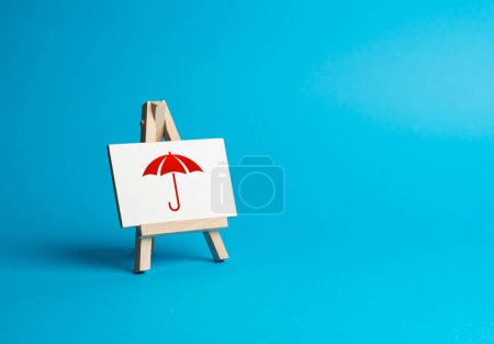Roter Regenschirm auf einem Schild. Versicherungs- und Schutzkonzept. Versicherungsdienstleistungen. Abdeckung von Risikobereichen, einschließlich Lebens-, Gesundheits-, Auto-, Wohn- und Unternehmensversicherungen.