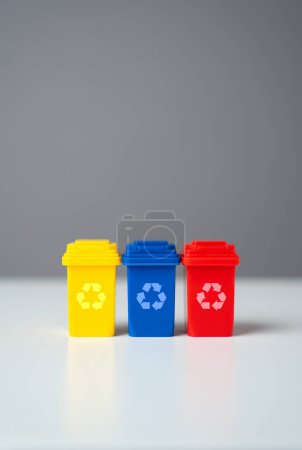 Mehrfarbige Mülltonnen. Kreislaufwirtschaft. Verkauf von recyceltem Material oder Erhalt von Zuschüssen für grüne Projekte. Natürliche Ressourcen schonen, Abfall reduzieren, Arbeitsplätze in der Recyclingindustrie schaffen.