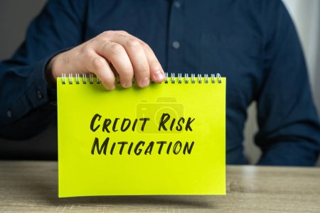 Credit Risk Minderung Konzept. Minimierung des Risikos, Geld aufgrund der Nichteinhaltung von Zinszahlungspflichten zu verlieren. Konzeptbild mit Geschäftsmann und Notizblock in der Hand.