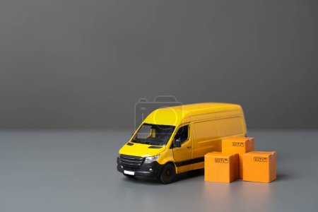 Lieferwagen und Kisten. Logistik und Industrie. Lieferung von Online-Bestellungen und -Käufen. Lieferung von Waren. Haus zieht um.
