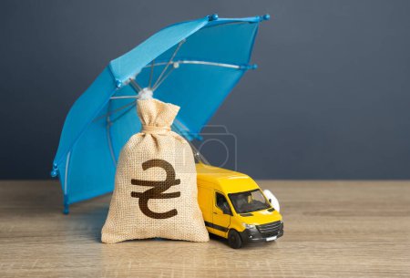 Gelber Lieferwagen und ukrainischer Griwna-Geldsack unter blauem Regenschirm. Fracht- und Paketversicherung. Logistische Sicherheit. Gewährleistungspflichten. Schutz unter Bedingungen militärischer Aggression