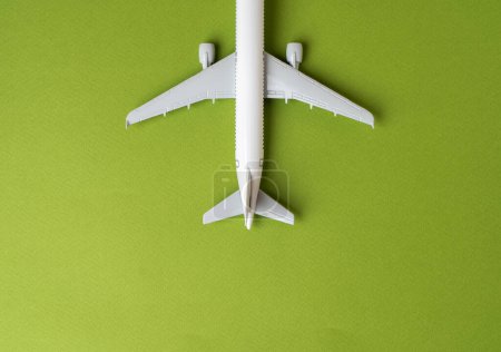 Blick von oben auf das Heck des Flugzeugs. An- und Abreise. Wirtschaft und Tourismus. Fluggesellschaft. Flugtickets buchen. Ökologie und Erfolgskonzept.