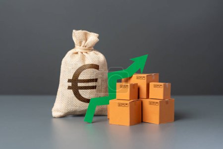 Schachteln mit grünem Pfeil in der Nähe eines Euro-Geldsacks. Hohe Nachfrage nach Waren. Import und Export. Wirtschaftswachstum und steigende Umsätze. Gute Umsätze, hohe Einnahmen. Mehr Handel und Wirtschaft.