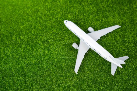 Avión de pasajeros en el césped. Transporte aéreo ecológico de pasajeros y carga. Aviones ecológicos, combustible verde. Innovaciones tecnológicas en la industria aeronáutica.