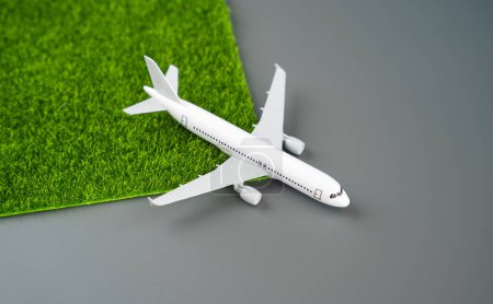 Umweltfreundliche Fluggesellschaften. Das Flugzeug hinterlässt eine Spur grünen Grases. Übergang zu umweltfreundlichen Kraftstoffen oder Elektroantrieb. Technologische Innovationen in der Luftfahrt.