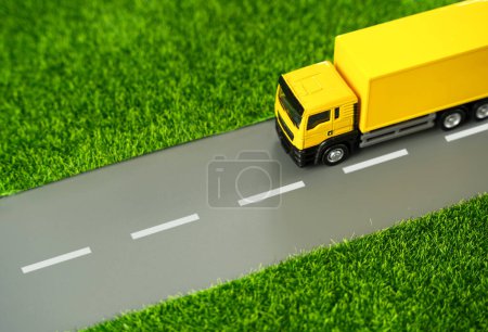 Le camion roule le long de la route. Logistique et industrie. Livraison des commandes et des achats en ligne. Fourniture de biens.