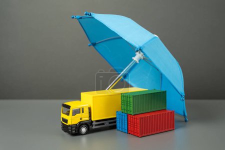 Camion avec conteneurs sous un parapluie. Assurance marchandises et transport. Assurance fret et colis. Obligations de garantie. Sécurité logistique.