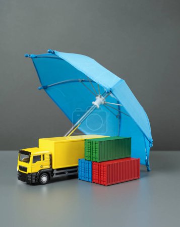 El transporte de carga está protegido por seguros. Camión y contenedores de mar bajo un paraguas. Apoyo al sector del transporte. Inversiones y financiación.