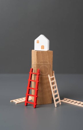 Der Kauf eines Eigenheims wird zum unerreichbaren Traum. Die Leiter symbolisiert eine erschwingliche Hypothek. steigende Rechnungen. Unfähigkeit, Wohnraum zu erhalten.