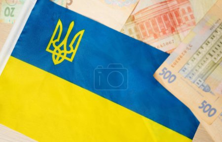 Bandera en Hryvnia ucraniana. El concepto del presupuesto de Ucrania y la situación financiera y económica. Enfoque difuso y selectivo