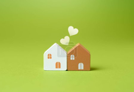 Deux maisons et des c?urs. Concept d'amour et de relations. Achat immobilier commun.