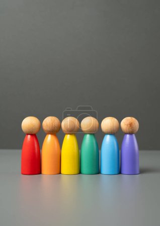 Figuren von Menschen in Regenbogenfarben. LGBT+. Stolz Monat Juni. Internationaler Stolz-Tag. Vereinigung, Schutz der Rechte und Freiheiten.