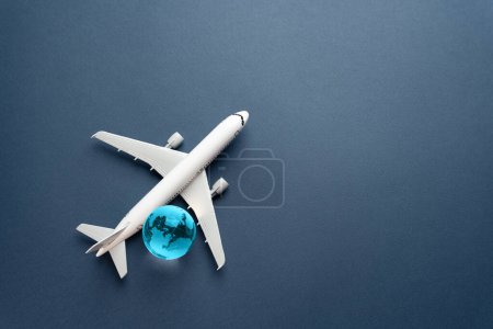 Flugzeug und blauer Globus. Reisen und Geschäftsreisen. Verkehrssystem und Infrastruktur. Luftkommunikation. Flugrouten. Entwicklung der Zivilluftfahrt.