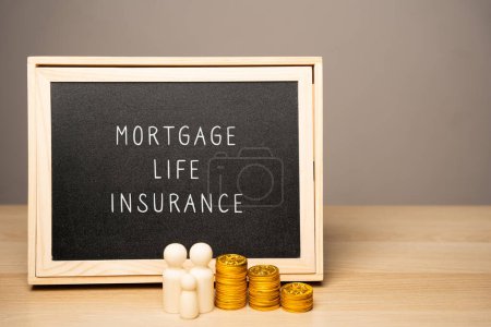 Hypothekenlebensversicherungen. Art der Lebensversicherung, die darauf ausgelegt ist, die Hypothek eines Kreditnehmers im Todesfall zu tilgen. Immobilien und Finanzen. Familie in der Nähe einer Tafel mit Text.