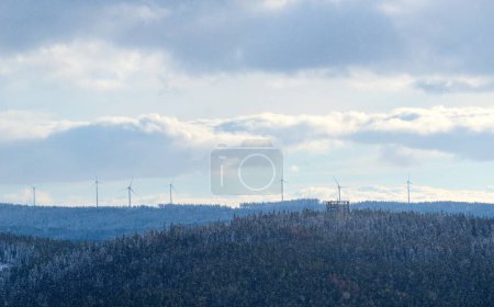 Foto de Many wind turbines against cloudy sky - Imagen libre de derechos