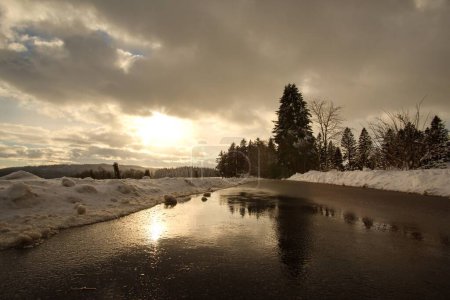 Téléchargez les photos : Winter landscape with empty road during sunset - en image libre de droit