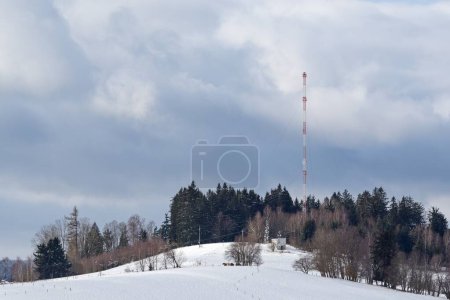 Téléchargez les photos : A view of a beautiful landscape with a snowy field and a cloudy sky - en image libre de droit