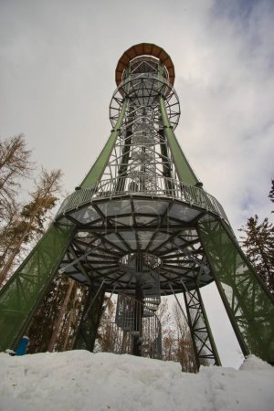 Téléchargez les photos : Old metal tower in the park against sky - en image libre de droit