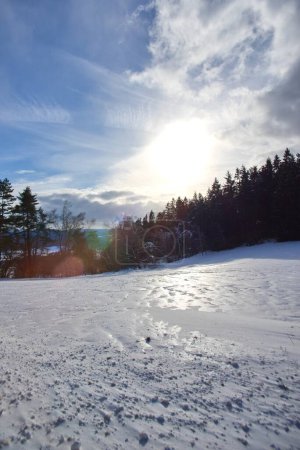 Téléchargez les photos : Beautiful winter landscape with snow. Nature - en image libre de droit