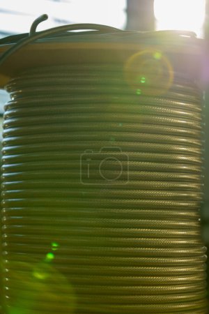 Foto de Cables eléctricos duraderos con envoltura de acero inoxidable en un carrete - Imagen libre de derechos